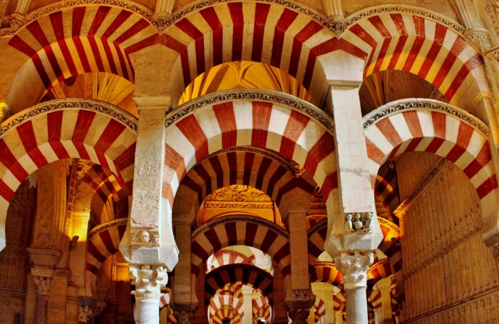 Pilar dengan Lengkungan Khas Arsitektur Islam